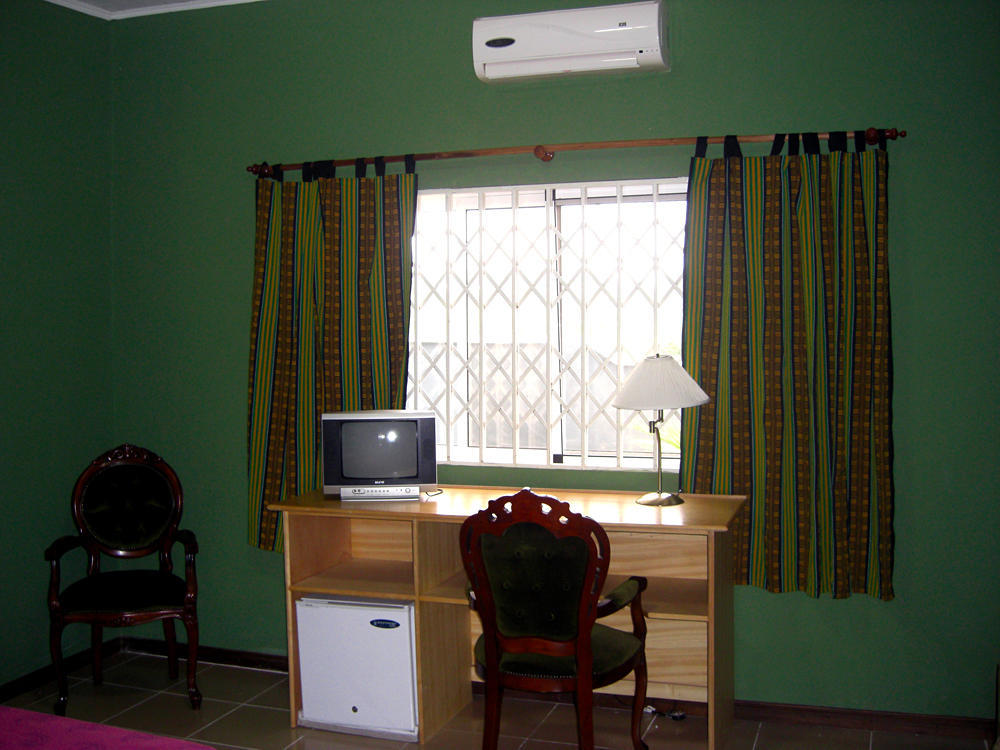 Jamaica Inn Guest House Botianaw Phòng bức ảnh