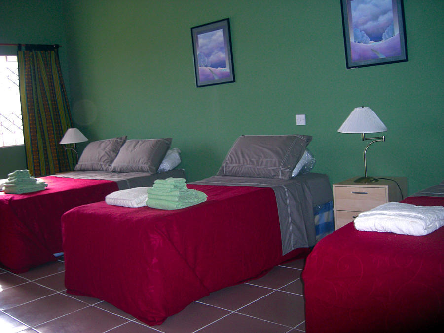 Jamaica Inn Guest House Botianaw Phòng bức ảnh